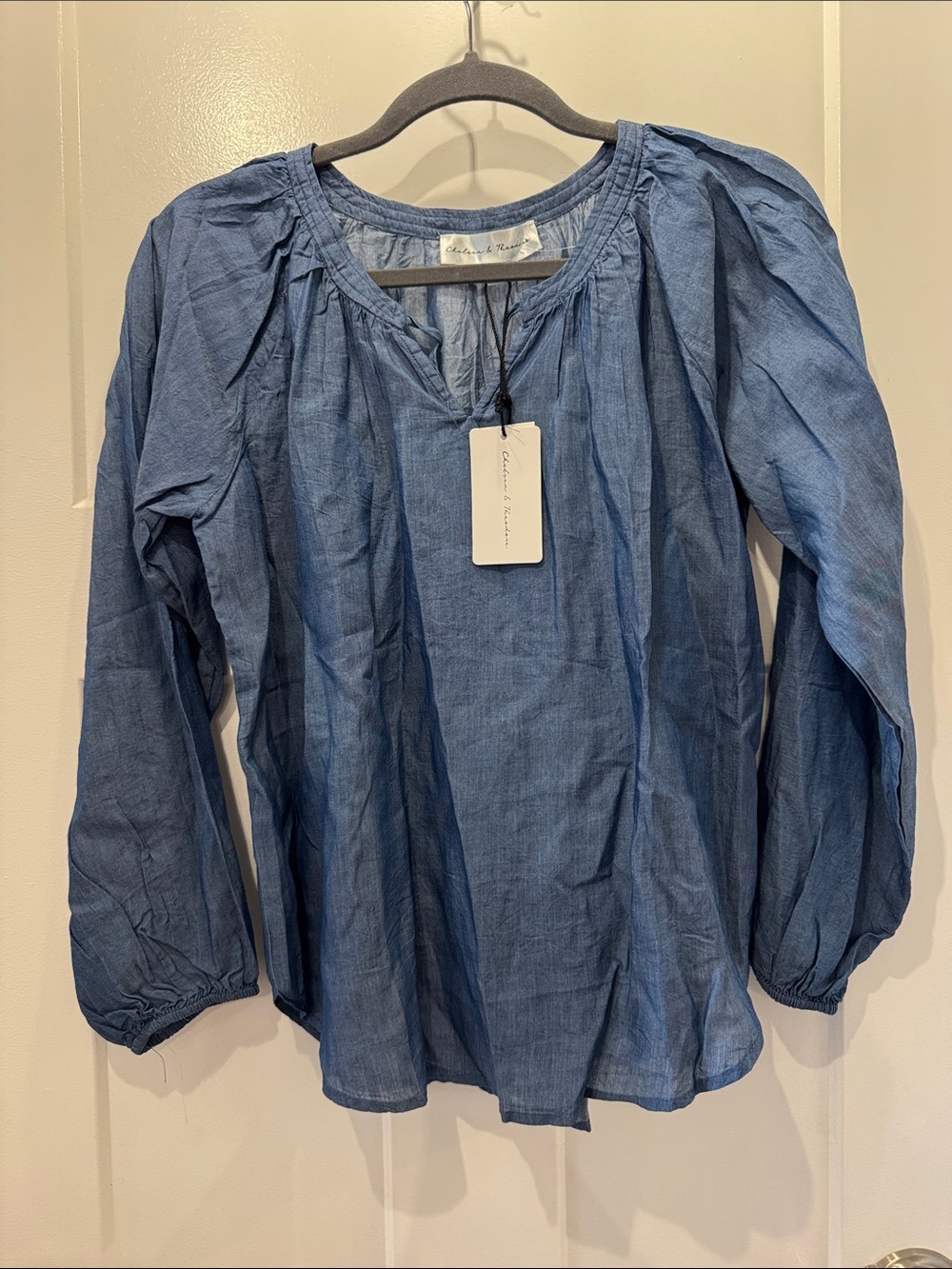 NWT Chelsea & Theodore Women’s Chambray Blue Peasant Blouse Size Small
